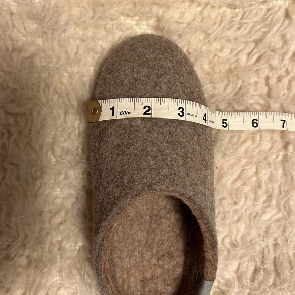 Tova Norwegian wool slippers size 7. - Picture 9 of 12